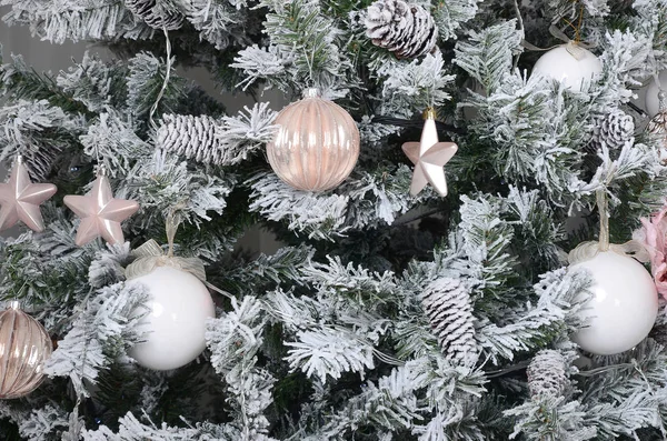 Dekorowanie Boże Narodzenie Drzewo Bliska Ozdoba Żarówka Ośnieżone Jodły Zielone — Zdjęcie stockowe
