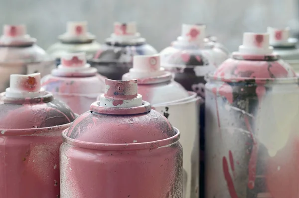 Massa Smutsiga Och Begagnade Sprayflaskor Ljusa Rosa Färg Makro Fotografi — Stockfoto