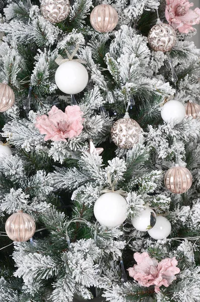 Dekorace Vánoční Strom Zblízka Dekorace Žárovky Zasněžené Zelená Jedle Růžové — Stock fotografie