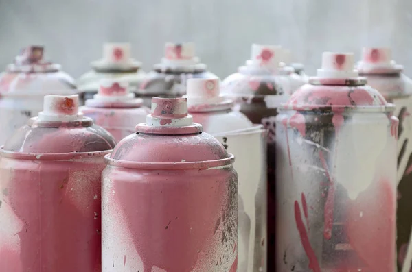 Massa Smutsiga Och Begagnade Sprayflaskor Ljusa Rosa Färg Makro Fotografi — Stockfoto