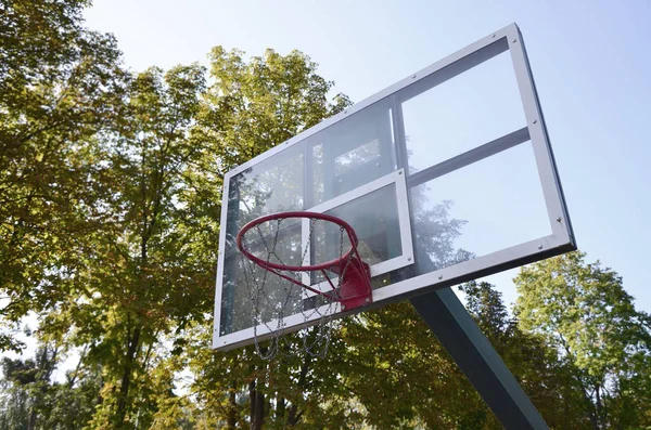 Açık Basketbol Panyası Ile Açık Mavi Gökyüzü — Stok fotoğraf