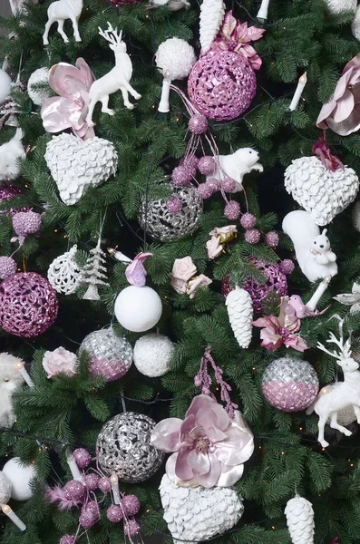 装饰圣诞树特写 装饰灯泡 冷杉树 粉红色的 Mas 玩具和灯 用于圣诞节和新年庆典背景 — 图库照片