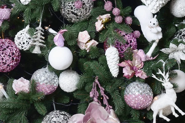 Dekorace Vánoční Strom Zblízka Dekorace Žárovky Jedle Růžové Vánoční Hračky — Stock fotografie