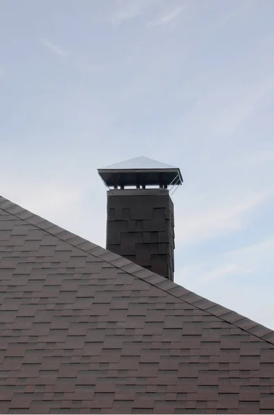 Střecha Pokryta Moderní Ploché Bitumenové Vodotěsný Nátěr Pod Modrou Oblohou — Stock fotografie