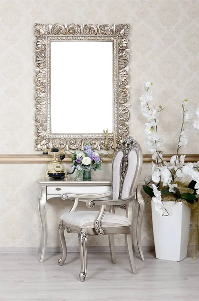 椅子とテーブル レトロなインテリアのフラグメントは 電話と花の花瓶です 表の上ハングあなたの写真の空の図枠 — ストック写真