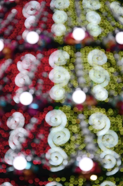 Birçok parlak lambalar ile büyük bir Noel ağacı bulanık parçası. Ufuk bokeh tekniğinde dekore edilmiş Noel ağacı yakın çekim fotoğrafı