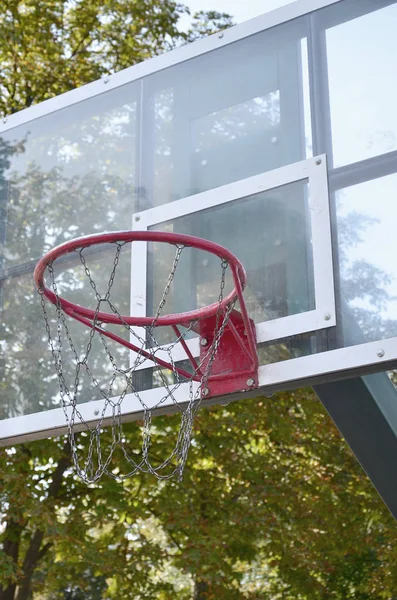 Venkovní Basketbalové Opěradlo Jasné Modré Oblohy — Stock fotografie