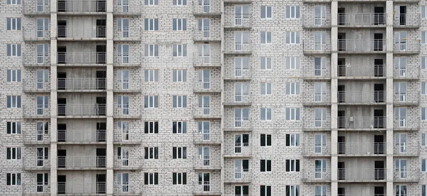 Bir Rus Whitestone Konut Birçok Pencere Balkon Yapım Aşamasında Olan — Stok fotoğraf