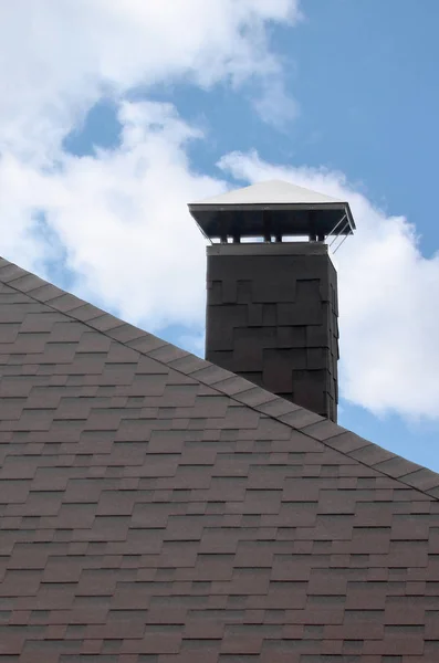 Dach Pokryty Nowoczesne Mieszkanie Bitumicznych Wodoodporną Powłoką Pod Błękitne Niebo — Zdjęcie stockowe