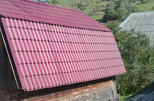 Casa Com Telhado Feito Folhas Metal Sólido Forma Uma Telha — Fotografia de Stock