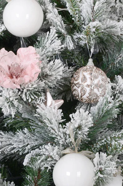 装饰圣诞树特写 装饰灯泡 雪绿色冷杉树 粉红色的 Mas 玩具和灯 用于圣诞节和新年庆典背景 — 图库照片