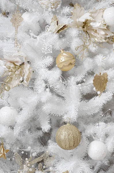 装饰圣诞树特写 装饰灯泡 白杉木树 金色的 Mas 玩具和灯 用于圣诞节和新年庆典背景 — 图库照片