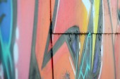 Részlet rajzok graffiti. A régi fal festék foltot a stílus a street art-kultúra díszített. Színes háttér textúra meleg tónusú.