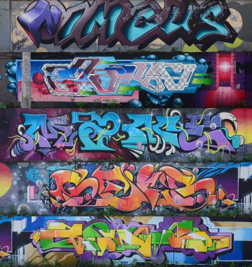 Grafiti çizimler parçası. Eski duvar boya lekeleri sokak sanatı kültür tarzı ile dekore edilmiştir. Çok renkli arka plan dokusu.