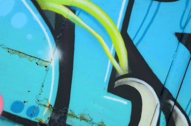 Grafiti çizimler parçası. Eski duvar boya lekeleri sokak sanatı kültür tarzı ile dekore edilmiştir. Renkli arka plan doku soğuk tonlarda.