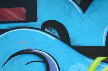 Grafiti çizimler parçası. Eski duvar boya lekeleri sokak sanatı kültür tarzı ile dekore edilmiştir. Renkli arka plan doku soğuk tonlarda.