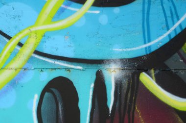 Grafiti çizimler parçası. Eski duvar boya lekeleri sokak sanatı kültür tarzı ile dekore edilmiştir. Renkli arka plan doku soğuk tonlarda.