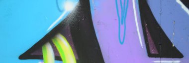 Grafiti çizimler parçası. Eski duvar boya lekeleri sokak sanatı kültür tarzı ile dekore edilmiştir. Renkli arka plan doku soğuk tonlarda.