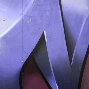 Grafiti çizimler parçası. Eski duvar boya lekeleri sokak sanatı kültür tarzı ile dekore edilmiştir. Mor tonlarında renkli arka plan doku.