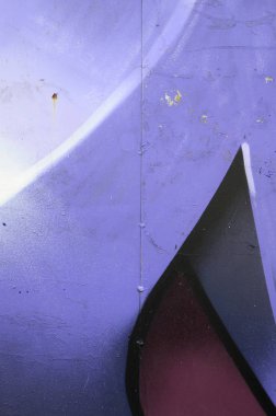 Grafiti çizimler parçası. Eski duvar boya lekeleri sokak sanatı kültür tarzı ile dekore edilmiştir. Mor tonlarında renkli arka plan doku.