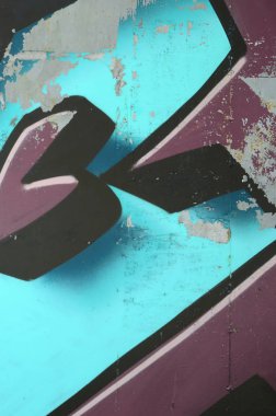 Grafiti çizimler parçası. Eski duvar boya lekeleri sokak sanatı kültür tarzı ile dekore edilmiştir. Renkli arka plan doku soğuk tonlarda.