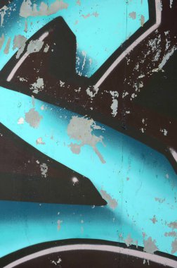Grafiti çizimler parçası. Eski duvar boya lekeleri sokak sanatı kültür tarzı ile dekore edilmiştir. Renkli arka plan doku soğuk tonlarda.