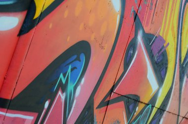 Grafiti çizimler parçası. Eski duvar boya lekeleri sokak sanatı kültür tarzı ile dekore edilmiştir. Renkli arka plan doku sıcak tonları içinde.