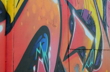 Grafiti çizimler parçası. Eski duvar boya lekeleri sokak sanatı kültür tarzı ile dekore edilmiştir. Renkli arka plan doku sıcak tonları içinde.