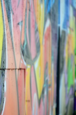 Grafiti çizimler parçası. Eski duvar boya lekeleri sokak sanatı kültür tarzı ile dekore edilmiştir. Renkli arka plan doku sıcak tonları içinde.