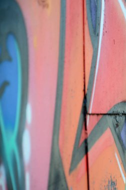 Grafiti çizimler parçası. Eski duvar boya lekeleri sokak sanatı kültür tarzı ile dekore edilmiştir. Renkli arka plan doku sıcak tonları içinde.