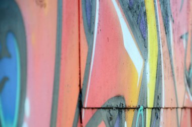 Grafiti çizimler parçası. Eski duvar boya lekeleri sokak sanatı kültür tarzı ile dekore edilmiştir. Renkli arka plan doku sıcak tonları içinde.