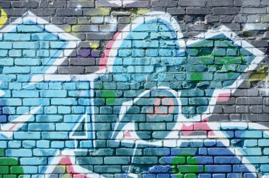 Grafiti çizimler parçası. Eski duvar boya lekeleri sokak sanatı kültür tarzı ile dekore edilmiştir. Renkli arka plan doku soğuk tonlarda.