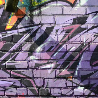Grafiti çizimler parçası. Eski duvar boya lekeleri sokak sanatı kültür tarzı ile dekore edilmiştir. Mor tonlarında renkli arka plan doku.