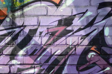 Grafiti çizimler parçası. Eski duvar boya lekeleri sokak sanatı kültür tarzı ile dekore edilmiştir. Mor tonlarında renkli arka plan doku.