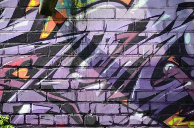 Grafiti çizimler parçası. Eski duvar boya lekeleri sokak sanatı kültür tarzı ile dekore edilmiştir. Mor tonlarında renkli arka plan doku.