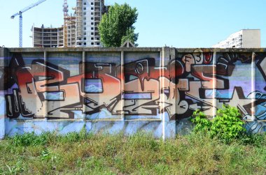 Grafiti çizimler parçası. Eski duvar boya lekeleri sokak sanatı kültür tarzı ile dekore edilmiştir. Renkli arka plan doku sıcak tonları içinde.