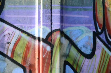 Grafiti çizimler parçası. Eski duvar boya lekeleri sokak sanatı kültür tarzı ile dekore edilmiştir. Çok renkli arka plan dokusu.