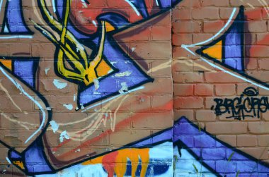 Grafiti çizimler parçası. Eski duvar boya lekeleri sokak sanatı kültür tarzı ile dekore edilmiştir. Renkli arka plan doku sıcak tonları içinde.