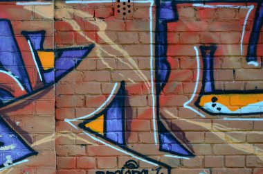 Grafiti çizimler parçası. Eski duvar boya lekeleri sokak sanatı kültür tarzı ile dekore edilmiştir. Renkli arka plan doku sıcak tonları içinde.