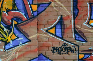 Grafiti çizimler parçası. Eski duvar boya lekeleri sokak sanatı kültür tarzı ile dekore edilmiştir. Renkli arka plan doku sıcak tonları içinde.