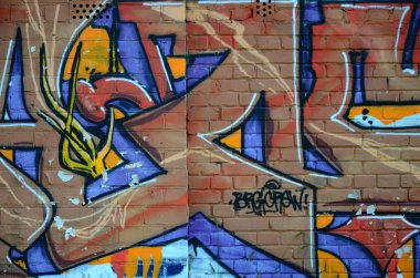 Grafiti çizimler parçası. Eski duvar boya lekeleri sokak sanatı kültür tarzı ile dekore edilmiştir. Renkli arka plan doku sıcak tonları içinde.