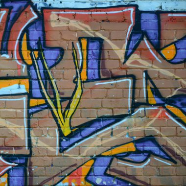 Grafiti çizimler parçası. Eski duvar boya lekeleri sokak sanatı kültür tarzı ile dekore edilmiştir. Renkli arka plan doku sıcak tonları içinde.