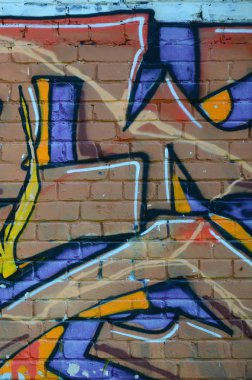 Grafiti çizimler parçası. Eski duvar boya lekeleri sokak sanatı kültür tarzı ile dekore edilmiştir. Renkli arka plan doku sıcak tonları içinde.