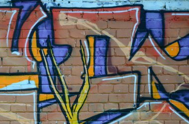 Grafiti çizimler parçası. Eski duvar boya lekeleri sokak sanatı kültür tarzı ile dekore edilmiştir. Renkli arka plan doku sıcak tonları içinde.