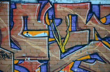 Grafiti çizimler parçası. Eski duvar boya lekeleri sokak sanatı kültür tarzı ile dekore edilmiştir. Renkli arka plan doku sıcak tonları içinde.