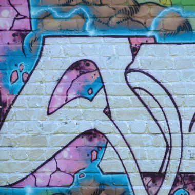 Grafiti çizimler parçası. Eski duvar boya lekeleri sokak sanatı kültür tarzı ile dekore edilmiştir. Mor tonlarında renkli arka plan doku.