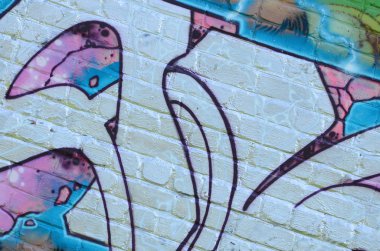 Grafiti çizimler parçası. Eski duvar boya lekeleri sokak sanatı kültür tarzı ile dekore edilmiştir. Mor tonlarında renkli arka plan doku.