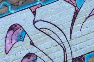 Grafiti çizimler parçası. Eski duvar boya lekeleri sokak sanatı kültür tarzı ile dekore edilmiştir. Mor tonlarında renkli arka plan doku.