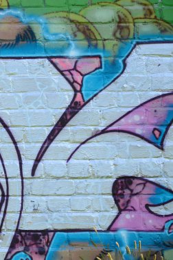 Grafiti çizimler parçası. Eski duvar boya lekeleri sokak sanatı kültür tarzı ile dekore edilmiştir. Mor tonlarında renkli arka plan doku.