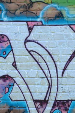Grafiti çizimler parçası. Eski duvar boya lekeleri sokak sanatı kültür tarzı ile dekore edilmiştir. Mor tonlarında renkli arka plan doku.